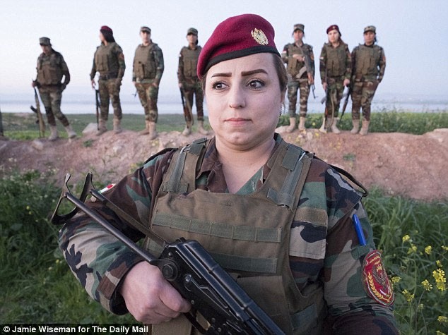 Anh: Nu dan quan nguoi Kurd xinh dep danh IS